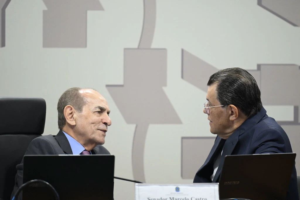 Os senadores Marcelo Castro e Eduardo Braga, na CAS do Senado (Andressa Anholete/Agência Senado)
